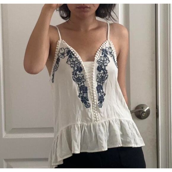 Love on a Hanger Blue & White Embroidered Boho Beachy Stappy Top Sz M - Picture 7 of 7